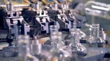 Temizleme önce bir konveyör şişe yakın çekim.