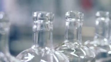 Bir konveyör şişe temiz, yakın çekim.