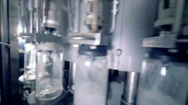 Şişe alkol ile bir konveyör döndürmek.