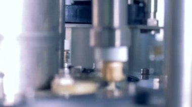 Şişe kapakları üzerinde bir konveyör taşıma.