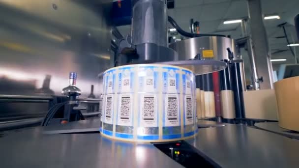 Een machine met bar-code stickers bij een plant. — Stockvideo