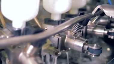 Fabrika makine şişe temizler, yakın çekim.