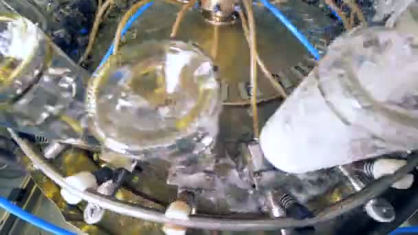 One machine washes bottles with water, close up. — Stock Video