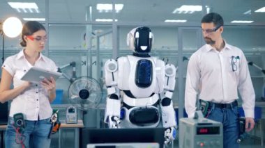 Cyborg onun yakışıklı erkek mühendis dış gözetiminde synch kaldırma