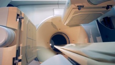 Tomograph tarama unsurları dışında hareket ediyor ve taşıyıcı geri çekiyor