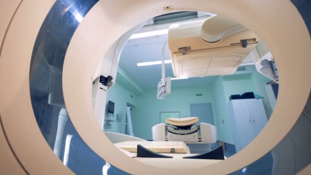 Scanplattformen einer Tomographie-Maschine bewegen sich auseinander und der Tisch senkt sich — Stockvideo