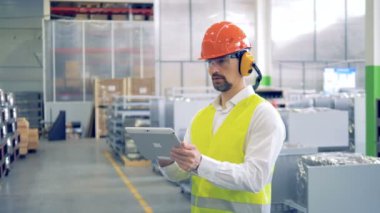 Bir fabrika biriminde duran bir fabrika işçinin çalışma süreci