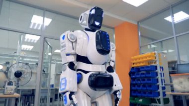 Mutlu robot beklediği bir odada yakın çekim.