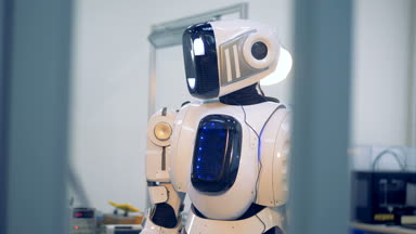 Beyaz robot başı dönüyor, yakın çekim.
