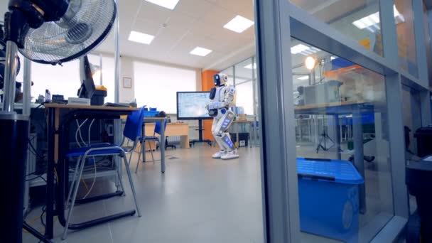 Un robot está en una habitación . — Vídeos de Stock