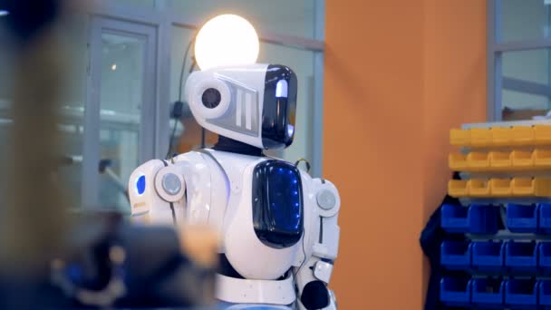 Robot solleva e gira il braccio . — Video Stock