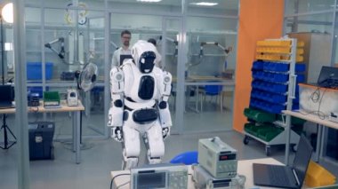 Erkek ve kadın robot çalışan kontrol.