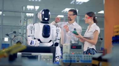 İki işçi droidler voltaj kontrol.