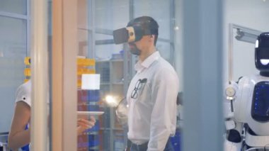 İki işçi robotlar verimliliği incelemek.