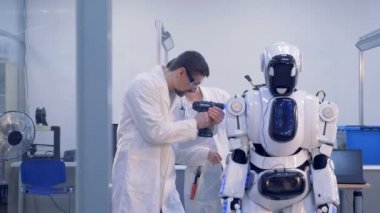 Bir robot işçiler düzeltmek.