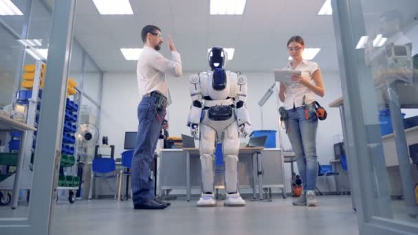 A droid performs tasks, which man requires. — Stock Video