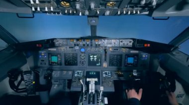 Uçuş simülatörü Kabin ile bir pilot ve bir sivil içindeki