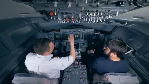 Piloto profesional está instruyendo a un hombre en un simulador de vuelo — Vídeos de Stock