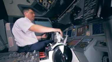 Profesyonel pilot uçuş sırasında kontrol tekerleği ve bir kolu hareket ediyor