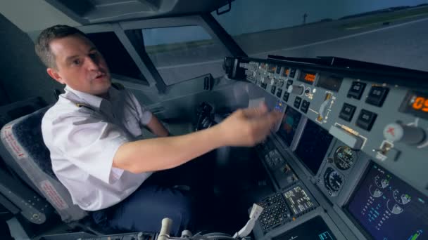 Pilot Preparing Aircraft Simulation Flight — Stock Video