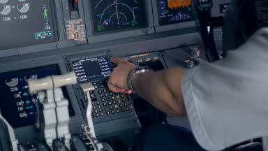 Uçuş parametreleri bir kokpit içinde pilot tarafından tutulan işlemi ayarlama 