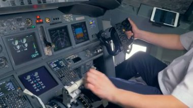 Profesyonel pilot gaz kolu ve kontrol tekerleği düzenleyerek bir uçak uçuyor