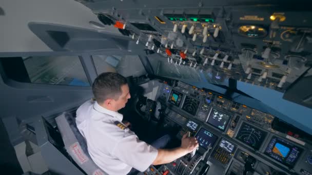 Instructor de vuelo está realizando un descenso trabajando con un simulador de vuelo — Vídeo de stock