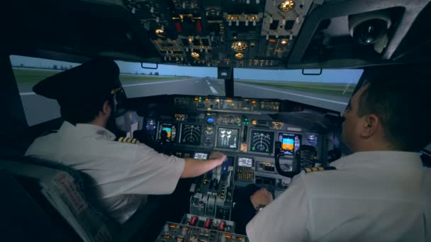 Επαγγελματίας πιλότος δίνει οδηγίες για έναν ερασιτέχνη ενώ απογειώνεται σε προσομοιωτή πτήσης — Αρχείο Βίντεο