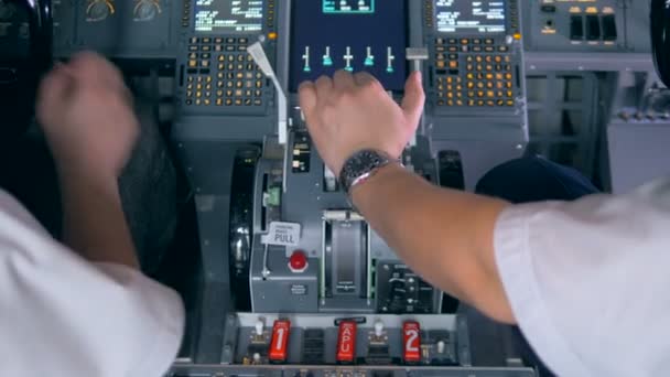 Primer plano de la mano de los pilotos tirando de la palanca del acelerador con él moviéndose por sí mismo después — Vídeo de stock