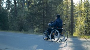 Eğitim tekerlekli sandalye yol boyunca Engelli bir adam tarafından taşınır