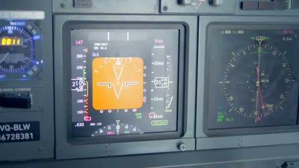 コックピットのコンソールの主要飛行ディスプレイ — ストック動画