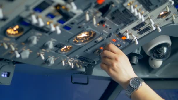 La mano de los pilotos está girando una perilla en un panel superior de una cabina — Vídeos de Stock