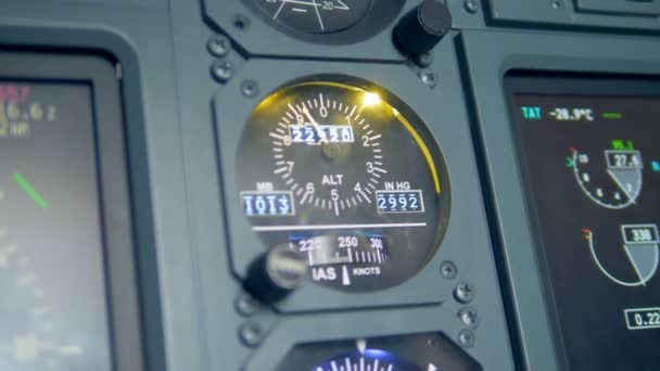 Indicador de altitude está mostrando sua diminuição em um close-up — Vídeo de Stock