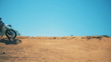 Ağır çekim bir binici üzerinde bir jest gösterilen onun autobike. 4k