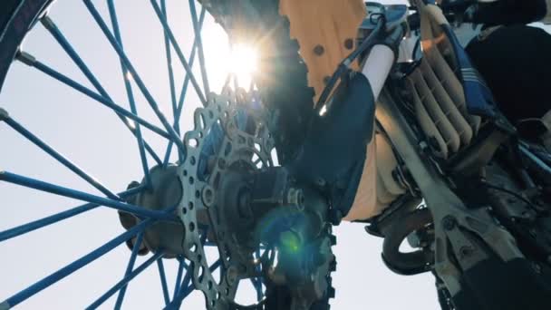 Крупный план колеса мотоцикла FMX — стоковое видео