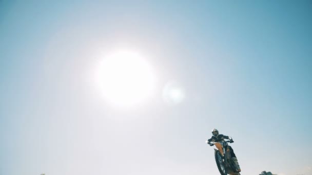 Salto y vuelo de un piloto en su moto — Vídeos de Stock