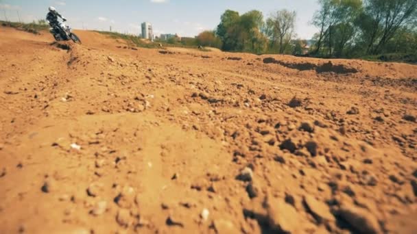 Coureur de moto traverse un terrain poussiéreux dans un ralenti — Video