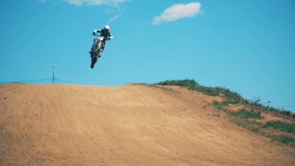 Conductor de una motocicleta está realizando un truco de salto — Vídeo de stock