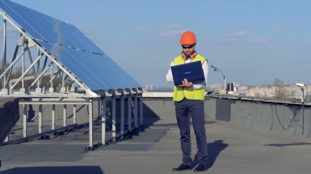 太阳能电池板和一个工程师站在上面。太阳能概念。生态节能理念. — 图库视频影像