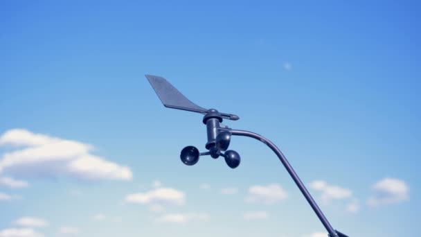 La hélice de un aerogenerador de módulos solares está girando desde el viento — Vídeo de stock