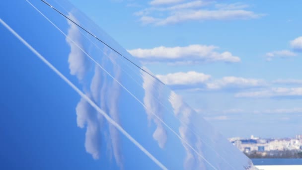 El cielo se refleja en un panel solar bajo ángulo recto. Ecología Concepto de Conservación de Energía . — Vídeo de stock