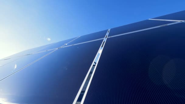 Сонячні батареї, збираючи сонячного світла. Сонячного світла відбивається від панелі сонячних батарей — стокове відео