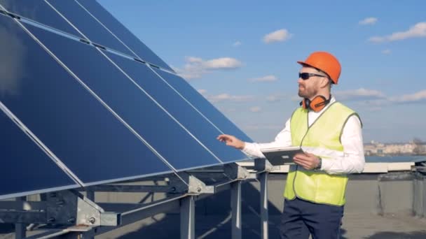 Mužské pracovník je chůze po solární panely. — Stock video