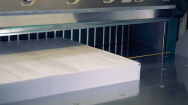 Bir işçi kesme makinesi kullanır, yakın çekim.