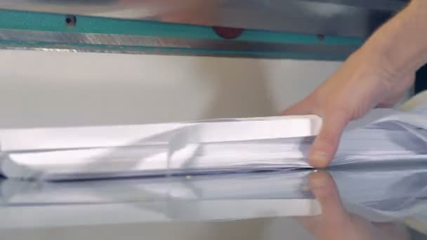 Speciale machine snijdt papier, close-up. — Stockvideo