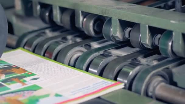 Los libros impresos van en un transportador, de cerca . — Vídeos de Stock