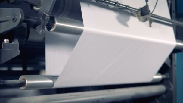Spezialgerät rollt Papier, aus nächster Nähe. Papierfabrik. — Stockvideo