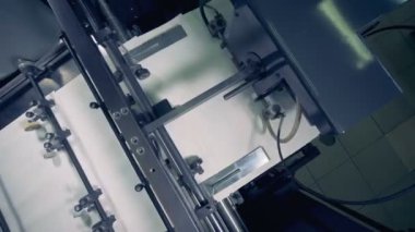 Fabrika makine kağıt bir konveyör, üstten görünüm taşır. Kağıt üretim makinesi. İkincil kaynaklar işlenmesi.