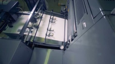 Kağıt geri dönüşüm. Fabrika işleri otomatik olarak makine, görünümü top.