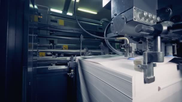 Los equipos modernos funcionan con papel en una fábrica de impresión. Proceso de producción de papel . — Vídeo de stock